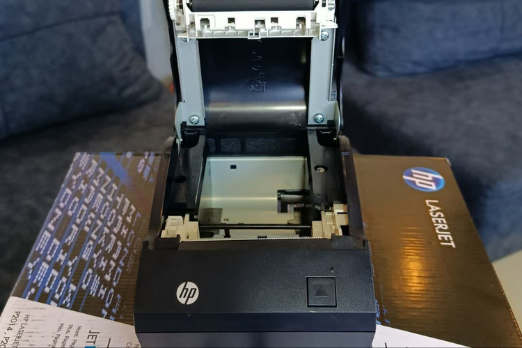 داخل فیش پرینتر HP A799 استوک در حد نو – مشاهده هد چاپ و محل رول کاغذ